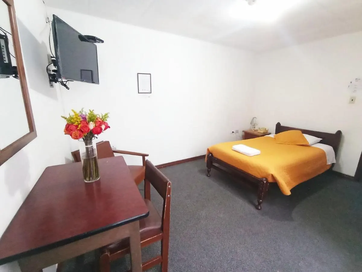 Hotel 9 De Octubre كويتو 3*,  الإكوادور